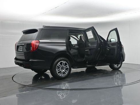 New 2026 Ford Expedition Active image 5