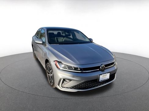 Used 2025 Volkswagen Jetta SE image 3