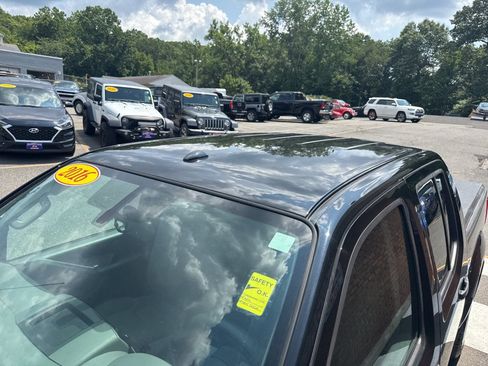 Used 2016 Nissan Frontier SV w/ SV Value Truck Package AWD/4WD image 9