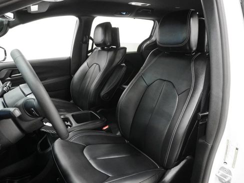 New 2026 Chrysler Pacifica Select FWD image 10