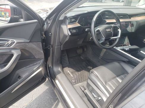 Used 2019 Audi e-tron Prestige w/ Prestige Package image 9