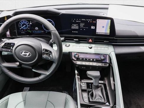 New 2025 Hyundai Elantra Limited image 25
