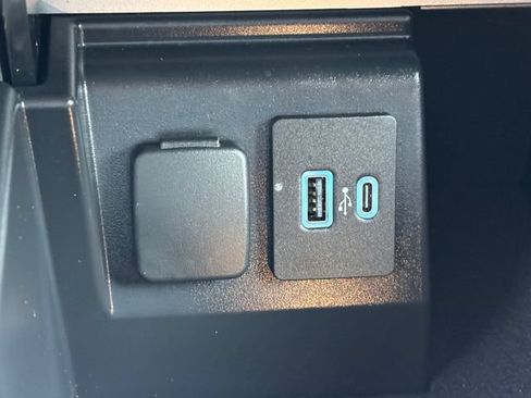 Used 2023 Ford Explorer XLT w/ Equipment Group 202A AWD/4WD image 17