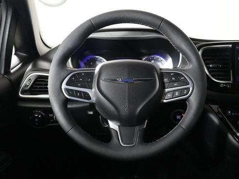 Used 2025 Chrysler Pacifica Select image 35