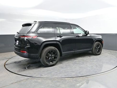 Used 2025 Jeep Grand Cherokee Altitude AWD/4WD image 10