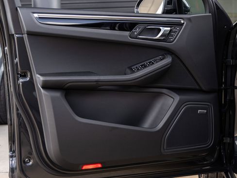 Certified 2026 Porsche Macan AWD/4WD image 24