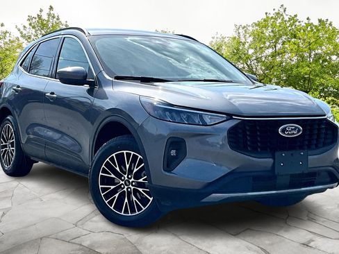 Used 2025 Ford Escape SE image 1