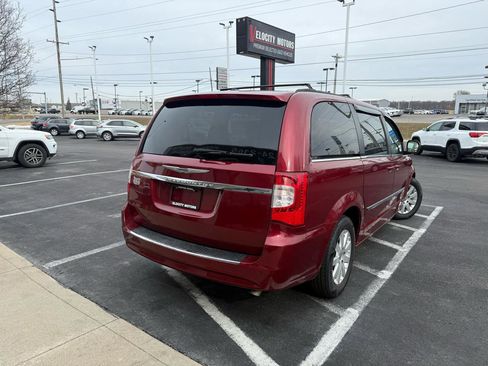 Used 2016 Chrysler Town & Country Touring image 5