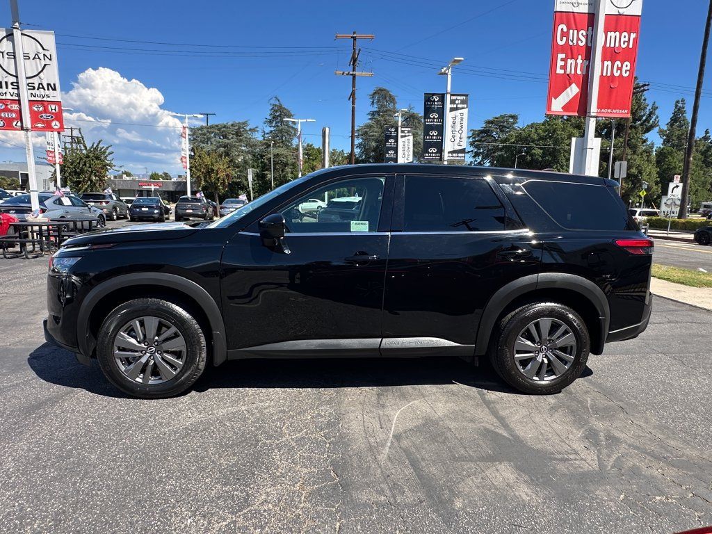 Used 2024 Nissan Pathfinder S FWD image 3