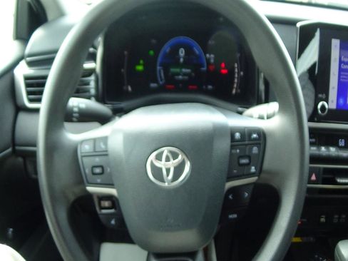 Used 2025 Toyota Camry LE image 15