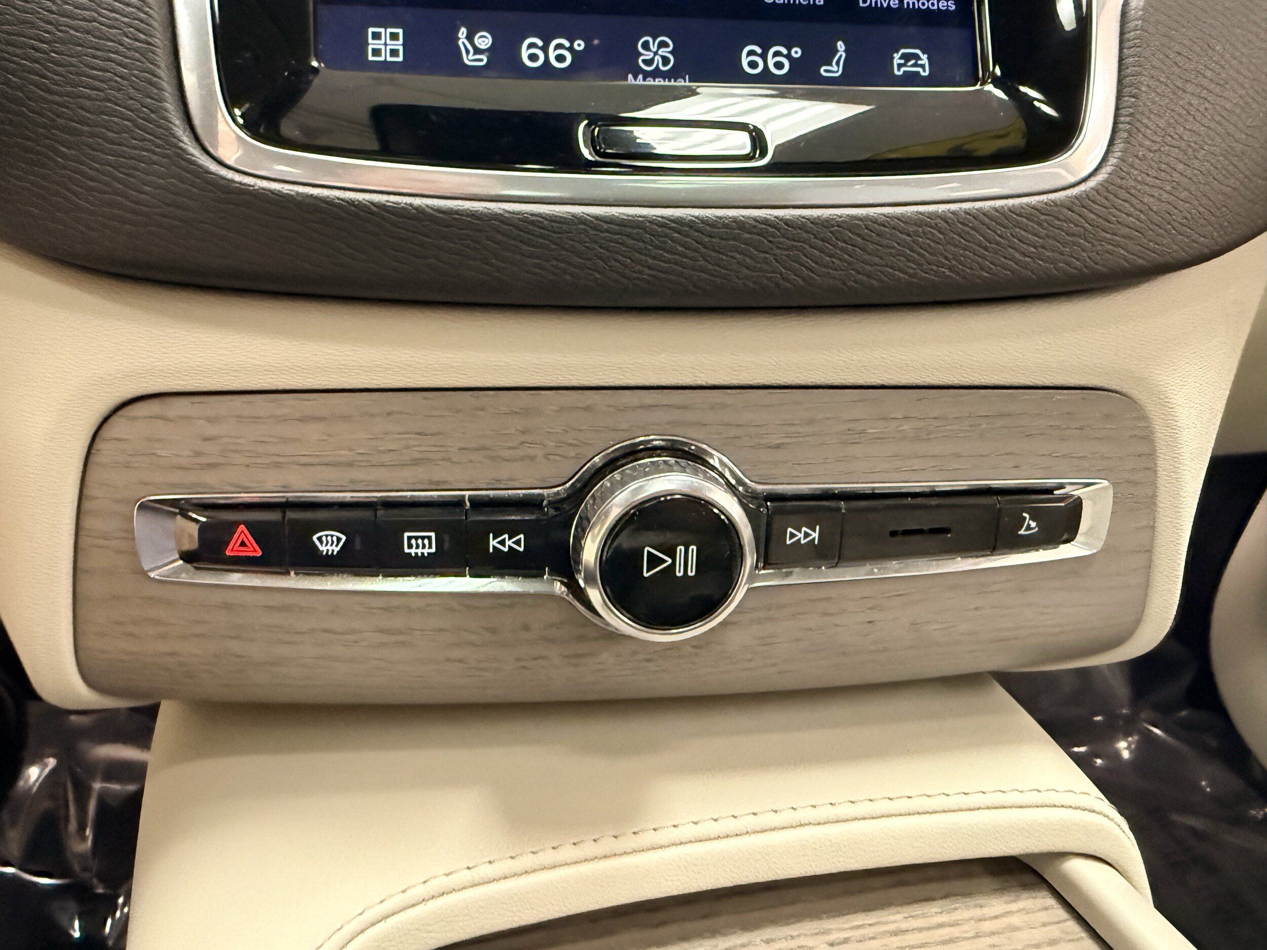 Used 2025 Volvo XC90 B6 Plus w/ Protection Package Premier AWD/4WD image 14