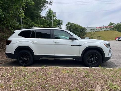 Used 2024 Volkswagen Atlas Peak Edition SEL AWD/4WD image 2