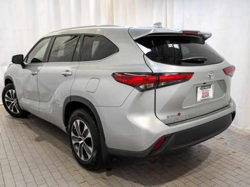 Used 2023 Toyota Highlander XLE image 4