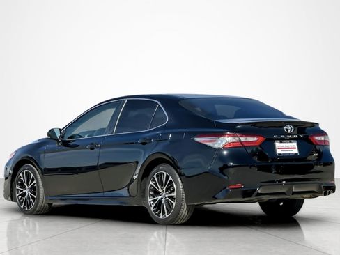 Certified 2018 Toyota Camry SE w/ Convenience Package image 3