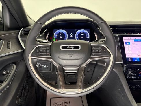 Used 2025 Jeep Grand Cherokee Limited image 13
