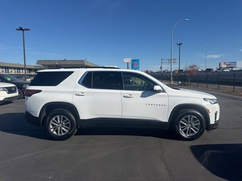 Used 2022 Chevrolet Traverse LT image 2