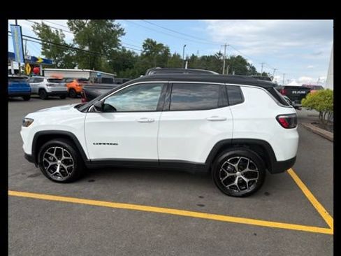 Used 2024 Jeep Compass Limited w/ Sun and Sound Group AWD/4WD image 3