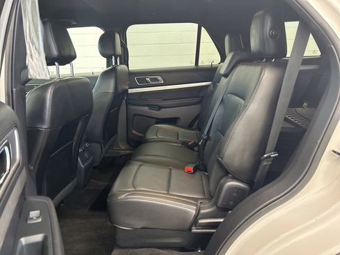 Used 2017 Ford Explorer XLT w/ Equipment Group 202A AWD/4WD image 15