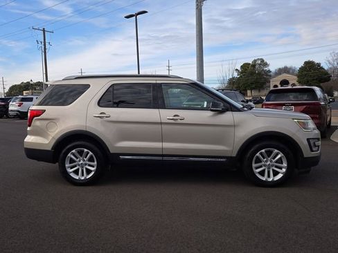 Used 2017 Ford Explorer XLT image 6