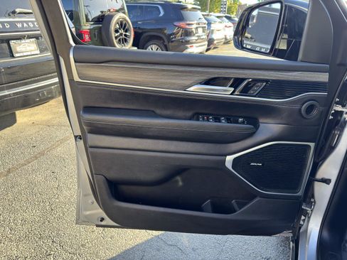 Used 2024 Jeep Wagoneer L Series II w/ Flexible Seating Group AWD/4WD image 18