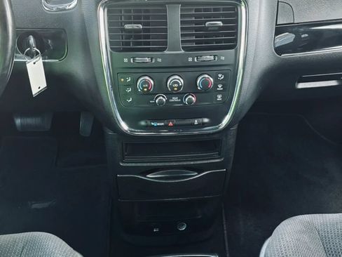 Used 2018 Dodge Grand Caravan SE FWD image 18