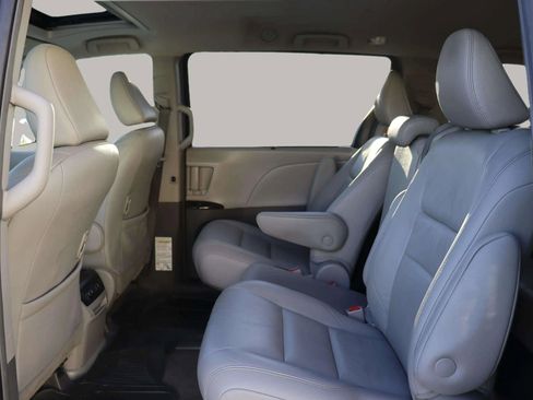Used 2019 Toyota Sienna XLE image 28