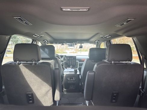 Used 2025 GMC Yukon XL Denali w/ Denali Reserve Package image 8