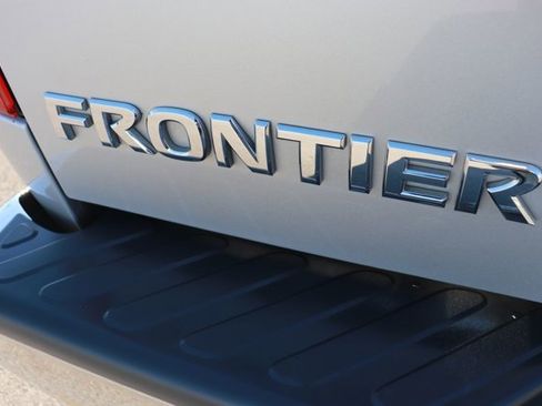 Used 2016 Nissan Frontier SV image 6