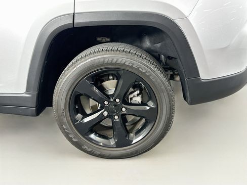 Used 2024 Jeep Grand Cherokee Altitude AWD/4WD image 11