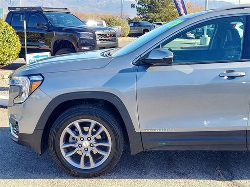 Used 2024 GMC Terrain SLT image 8