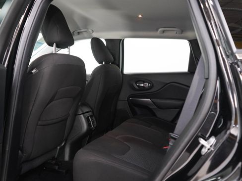 Used 2019 Jeep Cherokee Latitude w/ Cold Weather Group AWD/4WD image 17