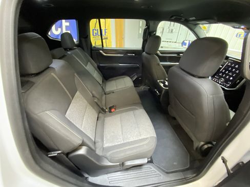 Used 2025 GMC Acadia Elevation image 29