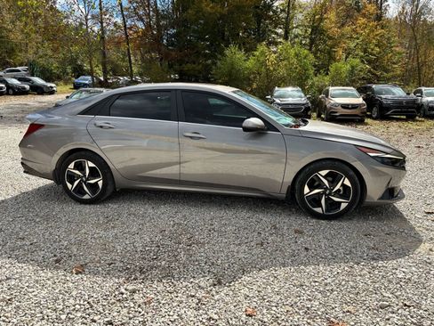 Used 2023 Hyundai Elantra Limited image 12