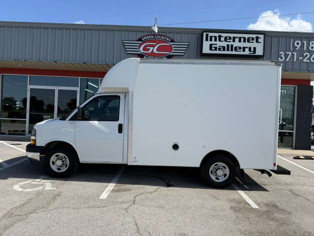 Used 2018 Chevrolet Express 3500 w/ Driver Convenience Package RWD image 5