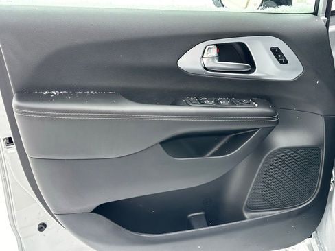 New 2026 Chrysler Pacifica Limited image 10