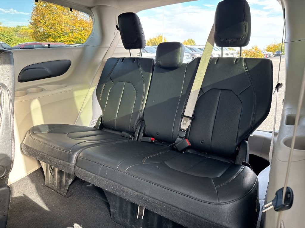 Used 2020 Chrysler Pacifica Touring-L FWD image 23