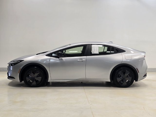 Used 2025 Toyota Prius LE FWD image 3