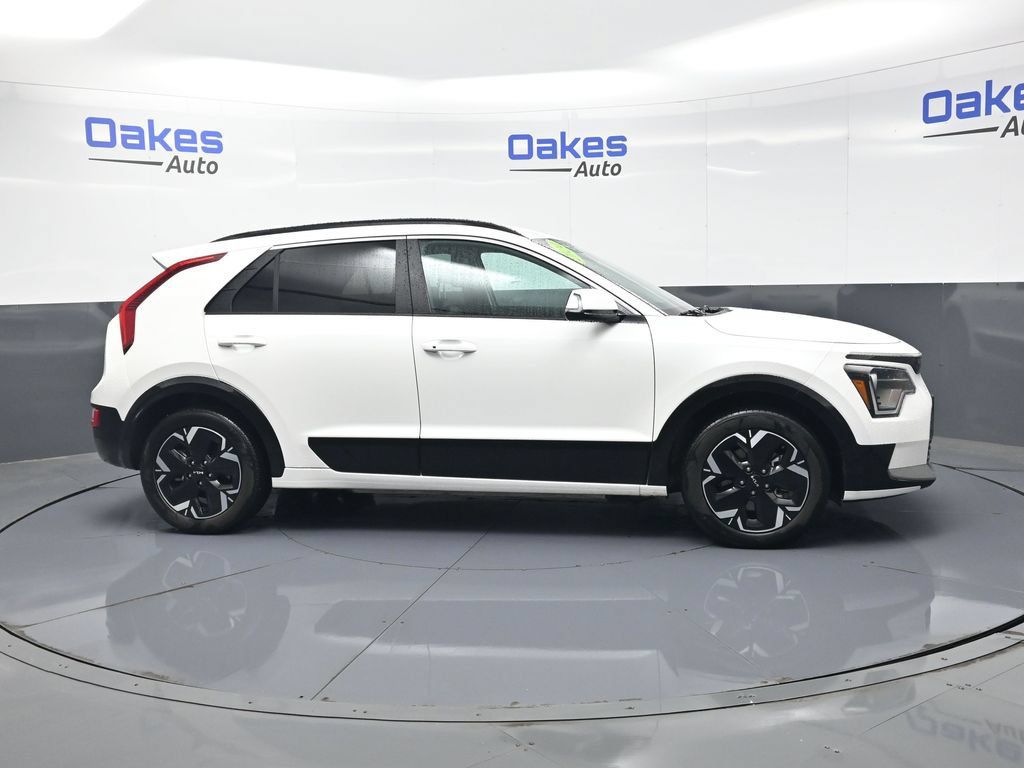 Certified 2024 Kia Niro Wind w/ Wind Preserve Package FWD image 8