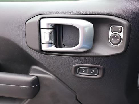 Used 2018 Jeep Wrangler Unlimited Sport S AWD/4WD image 26