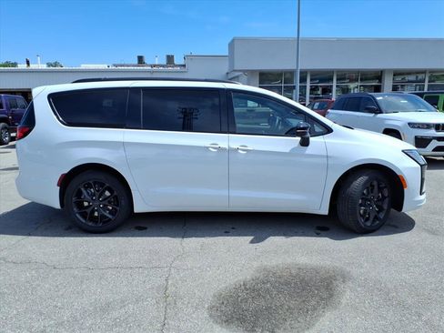 New 2027 Chrysler Pacifica Limited AWD/4WD image 3