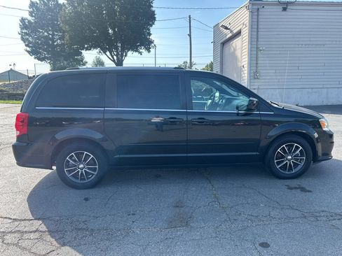 Used 2016 Dodge Grand Caravan SXT FWD image 5