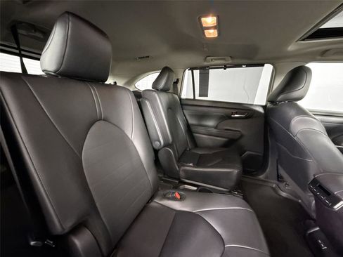 Certified 2025 Toyota Highlander XLE image 41
