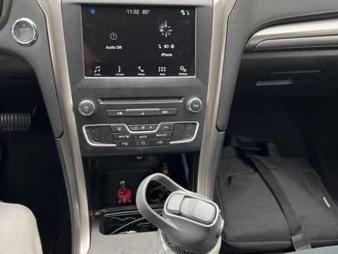 Used 2017 Ford Fusion SE w/ Fusion SE Technology Package image 11