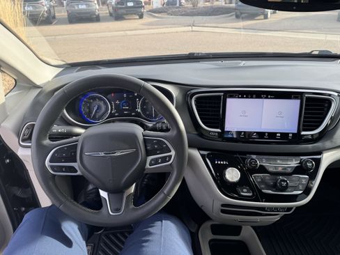 Used 2022 Chrysler Pacifica Touring-L image 32