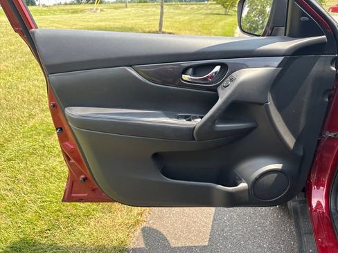 Used 2018 Nissan Rogue SV AWD/4WD image 20
