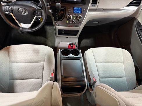 Used 2015 Toyota Sienna LE AWD/4WD image 56