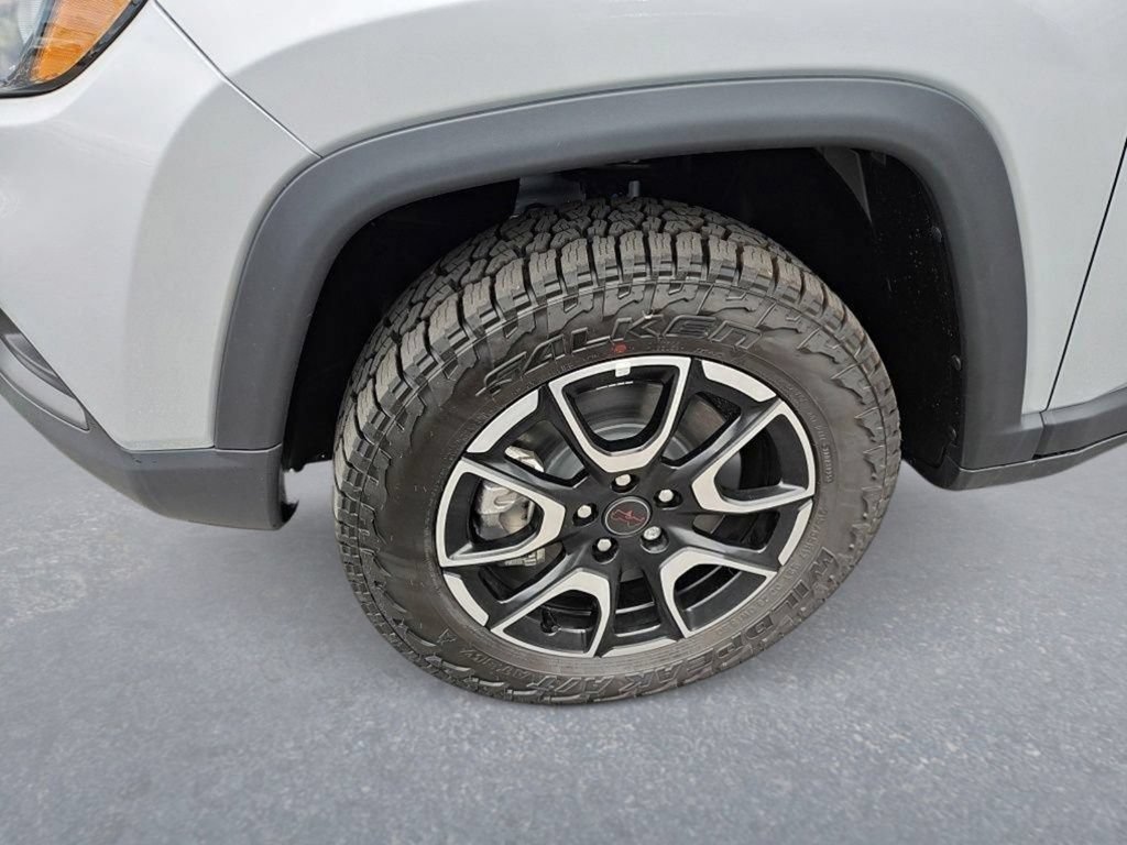 New 2026 Jeep Compass Trailhawk w/ Sun, Sound & Navigation Group AWD/4WD image 9