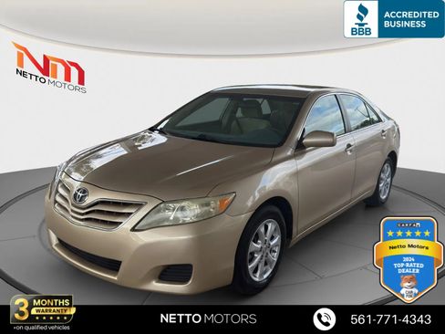 Used 2010 Toyota Camry LE image 1