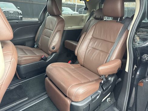 Used 2017 Toyota Sienna Limited image 34
