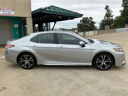 Used 2018 Toyota Camry SE FWD image 8
